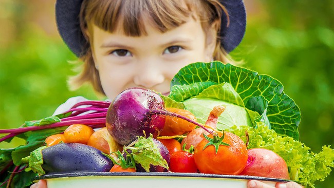 Cho trẻ ăn nhiều rau củ quả sẽ giúp tăng cường sức khỏe tâm thần